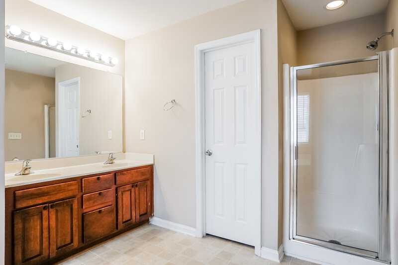 1,760/Mo, 820 Willow Bay Dr Fuquay Varina, NC 27526 Main Bathroom View