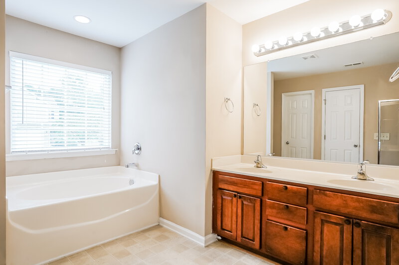 1,760/Mo, 820 Willow Bay Dr Fuquay Varina, NC 27526 Main Bathroom View 2