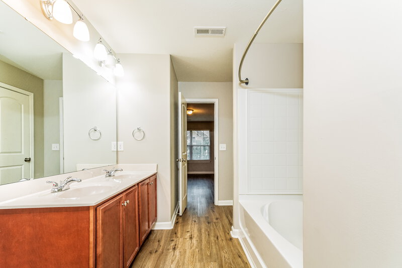 2,055/Mo, 1337 Lowenstein St Wake Forest, NC 27587 Main Bathroom View