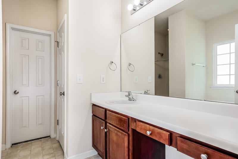 2,215/Mo, 1056 S Philwood Ct Fuquay Varina, NC 27526 Main Bathroom View