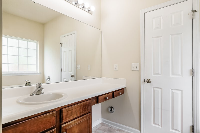 2,215/Mo, 1056 S Philwood Ct Fuquay Varina, NC 27526 Bathroom View