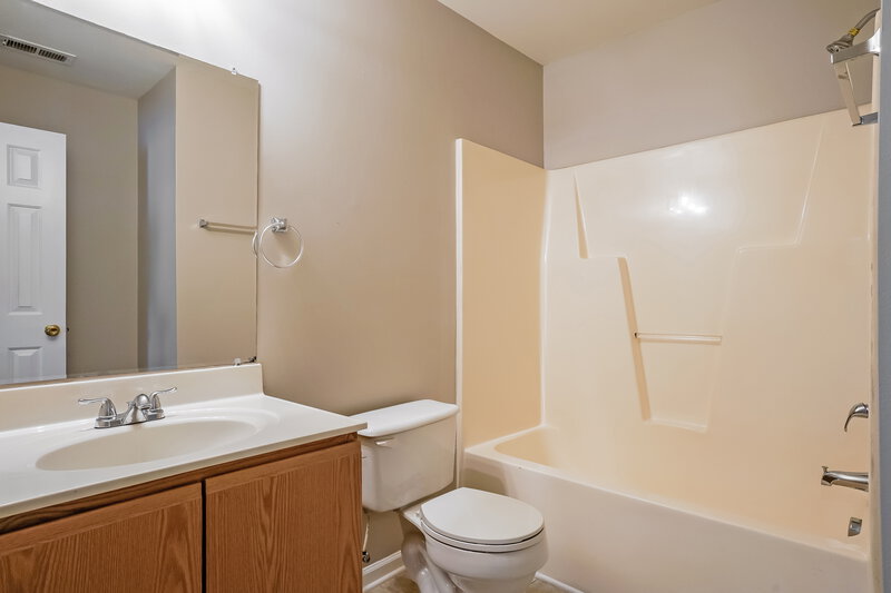 1,595/Mo, 3879 Pin Oak Rd Raleigh, NC 27604 Main Bathroom View