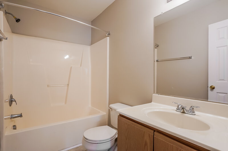 1,595/Mo, 3879 Pin Oak Rd Raleigh, NC 27604 Bathroom View