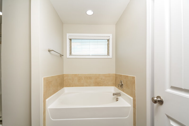 2,165/Mo, 117 Bobby Ray Ct Clayton, NC 27527 Main Bathroom View 2