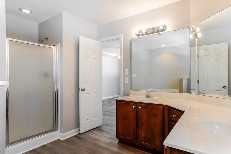 2,295/Mo, 2213 Flowing Dr Raleigh, NC 27610 Main Bathroom View 2