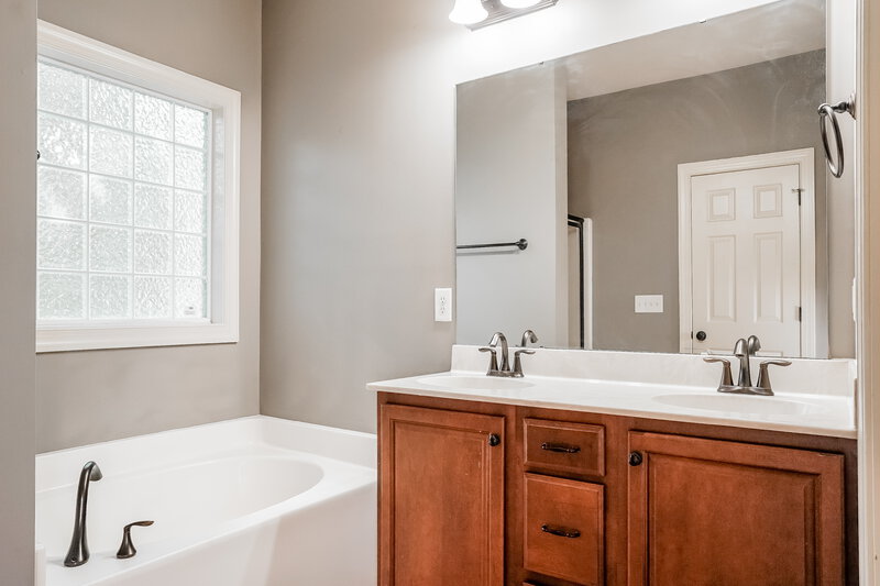 2,040/Mo, 29 Westcote Ln Clayton, NC 27527 Main Bathroom View