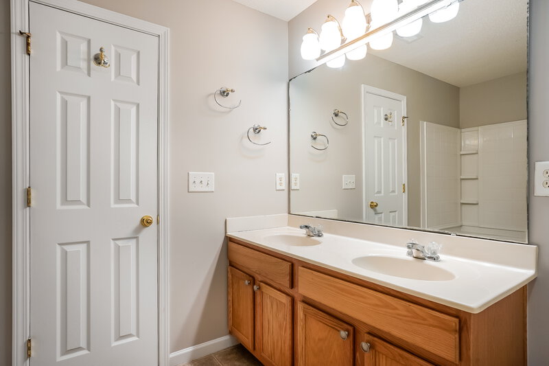 1,850/Mo, 205 Brookhaven Dr Clayton, NC 27527 Main Bathroom View