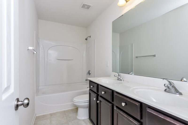 2,020/Mo, 5011 Gailardia Dr Zebulon, NC 27597 Master Bathroom View