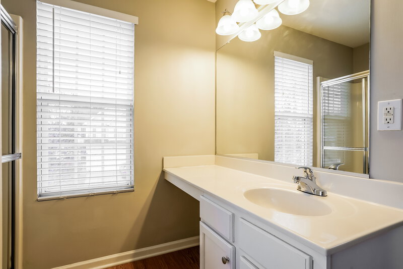 1,810/Mo, 4449 Snowcrest Ln Raleigh, NC 27616 Main Bathroom View