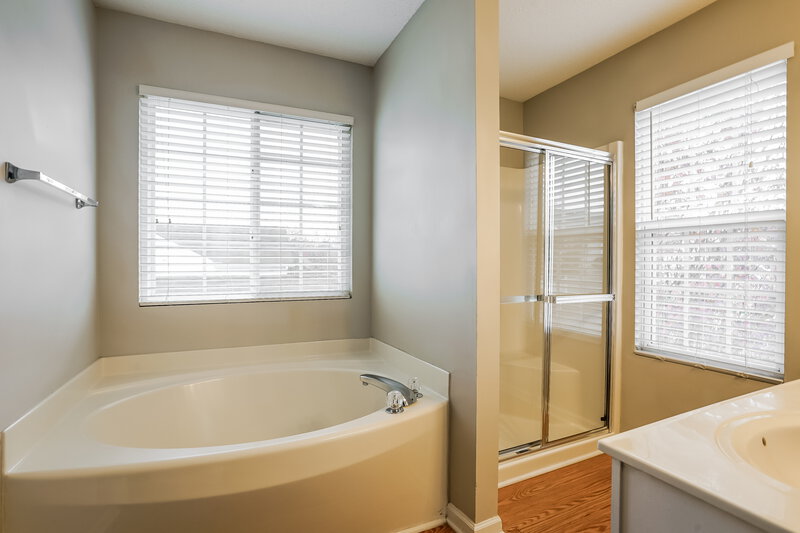 1,810/Mo, 4449 Snowcrest Ln Raleigh, NC 27616 Main Bathroom View 2