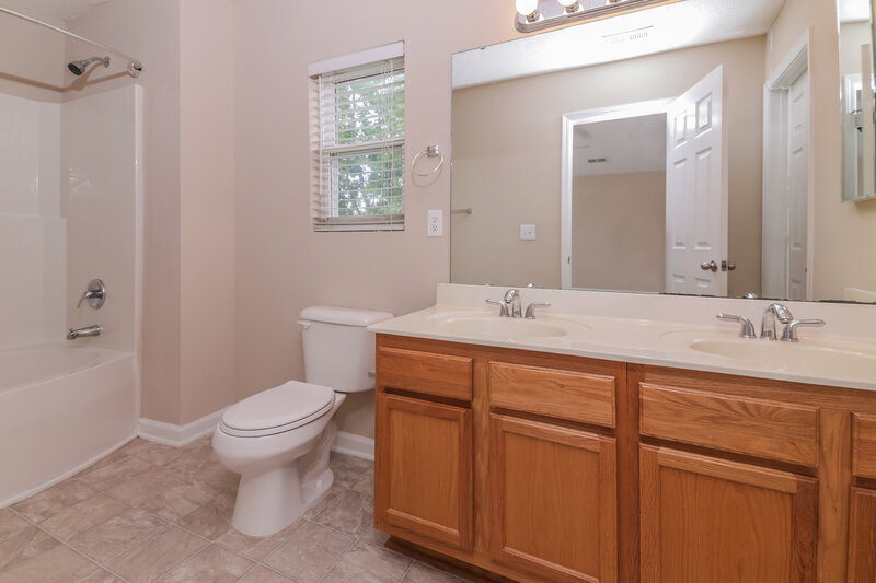 2,010/Mo, 101 Palmdale Ct Holly Springs, NC 27540 Main Bathroom View