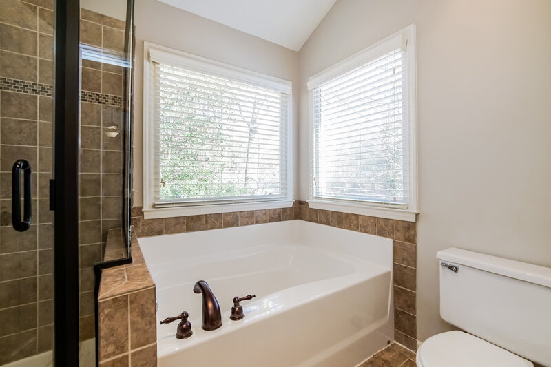 2,230/Mo, 3453 Scotch Dr Raleigh, NC 27616 Main Bathroom View 2