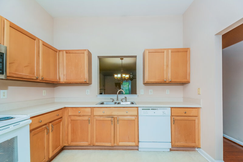 1,755/Mo, 215 N Fuquay Springs Ave Fuquay Varina, NC 27526 Kitchen View
