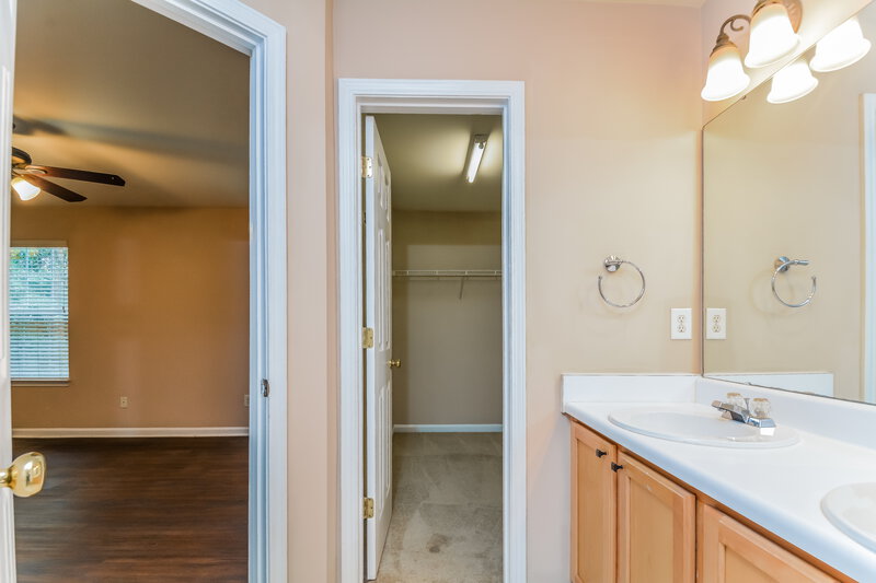 1,755/Mo, 215 N Fuquay Springs Ave Fuquay Varina, NC 27526 Main Bathroom View