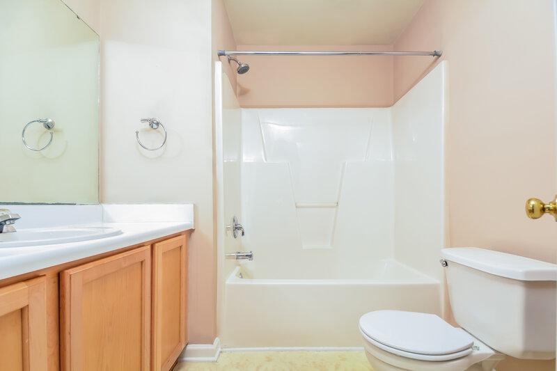 1,755/Mo, 215 N Fuquay Springs Ave Fuquay Varina, NC 27526 Bathroom View