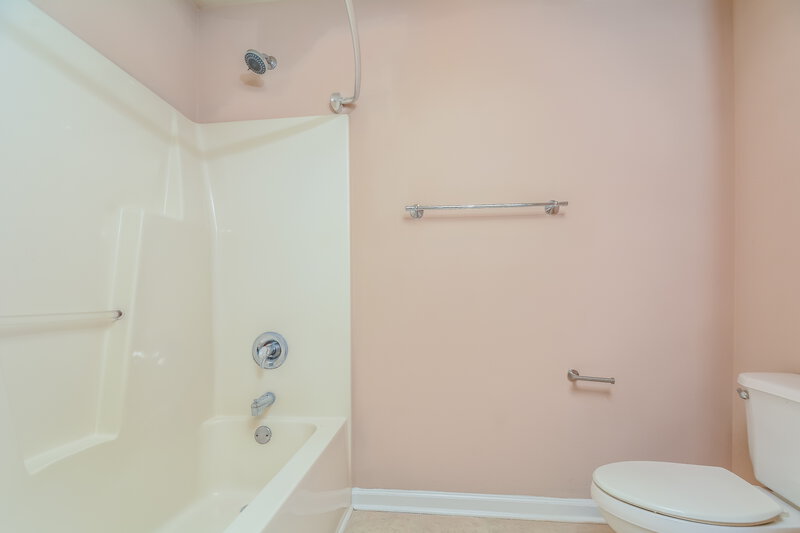 1,755/Mo, 215 N Fuquay Springs Ave Fuquay Varina, NC 27526 Bathroom View 2