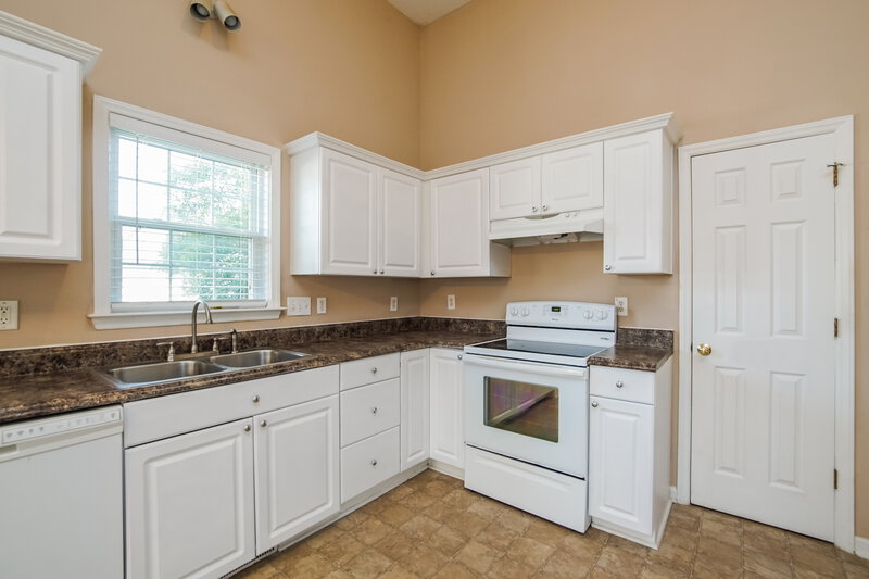 1,895/Mo, 7137 Spanglers Spring Way Raleigh, NC 27610 Kitchen View