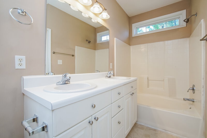 1,895/Mo, 7137 Spanglers Spring Way Raleigh, NC 27610 Main Bathroom View