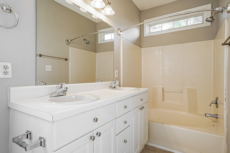 1,835/Mo, 7137 Spanglers Spring Way Raleigh, NC 27610 Main Bathroom View