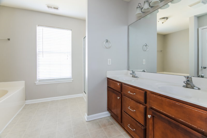 1,810/Mo, 709 Champion St Clayton, NC 27520 Main Bathroom View