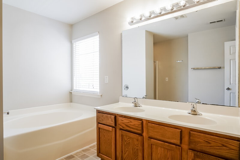 1,835/Mo, 840 Red Oak Tree Dr Fuquay Varina, NC 27526 Main Bathroom View