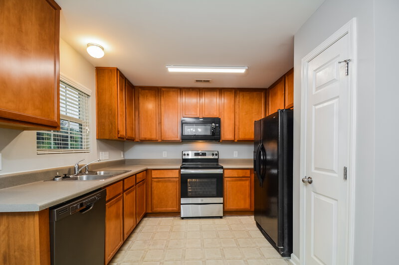 2,110/Mo, 923 Red Oak Tree Dr Fuquay Varina, NC 27526 Kitchen View
