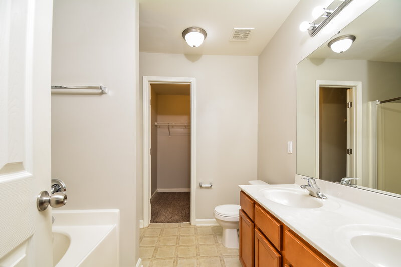 2,110/Mo, 923 Red Oak Tree Dr Fuquay Varina, NC 27526 Main Bathroom View