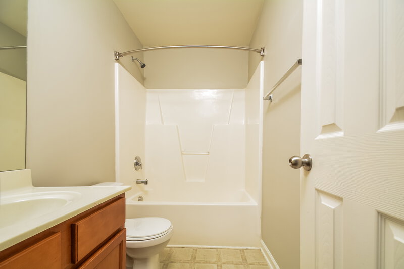 2,110/Mo, 923 Red Oak Tree Dr Fuquay Varina, NC 27526 Bathroom View