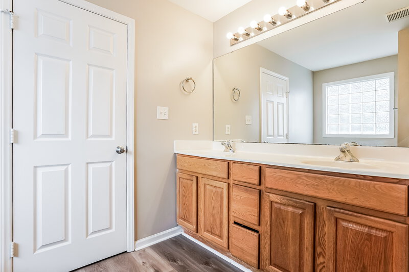 2,035/Mo, 131 Annotto Bay Ln Garner, NC 27529 Main Bathroom View 2