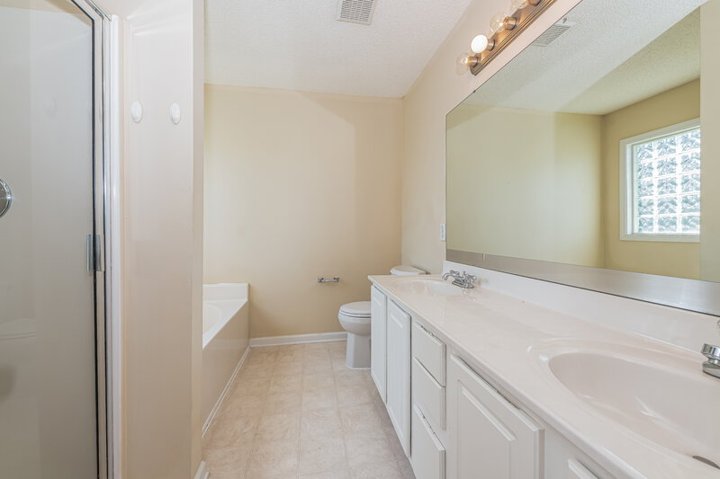2,260/Mo, 36 Faircloth Ct Clayton, NC 27520 Main Bathroom View