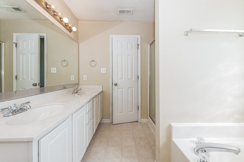 2,260/Mo, 36 Faircloth Ct Clayton, NC 27520 Main Bathroom View 2