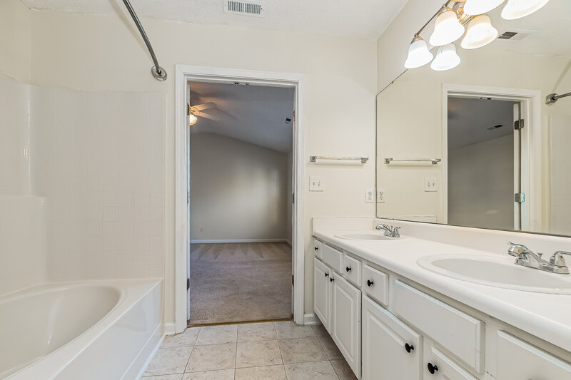 1,835/Mo, 225 Honeywell Way Fuquay Varina, NC 27526 Main Bathroom View 2