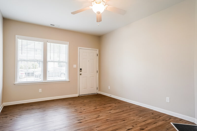 2,580/Mo, 2811 Erinridge Rd Raleigh, NC 27610 Living Room View 2