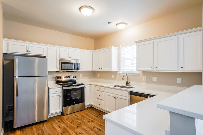 2,580/Mo, 2811 Erinridge Rd Raleigh, NC 27610 Kitchen View