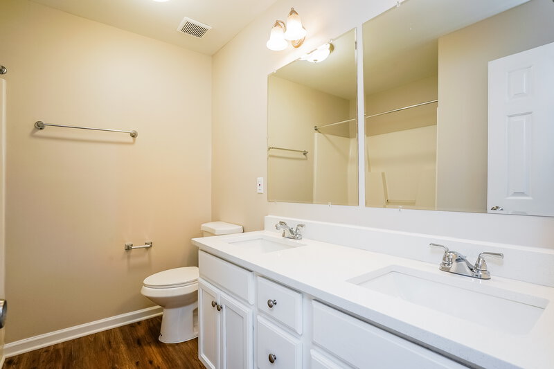 2,580/Mo, 2811 Erinridge Rd Raleigh, NC 27610 Main Bathroom View