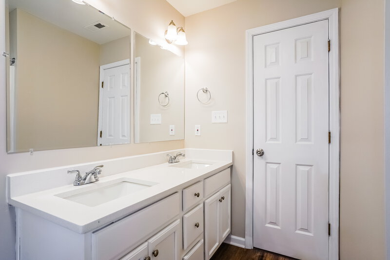 2,580/Mo, 2811 Erinridge Rd Raleigh, NC 27610 Bathroom View