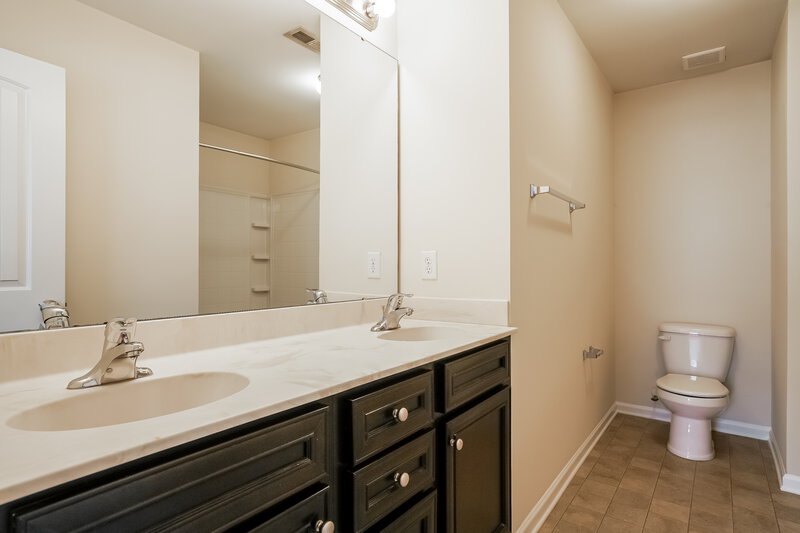2,010/Mo, 1301 Braemar Highland Dr Zebulon, NC 27597 Main Bathroom View
