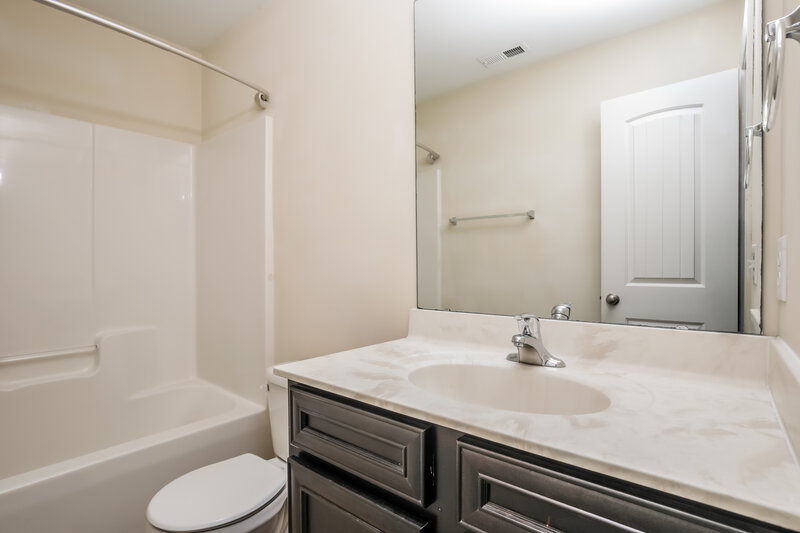 1,945/Mo, 1301 Braemar Highland Dr Zebulon, NC 27597 Bathroom View