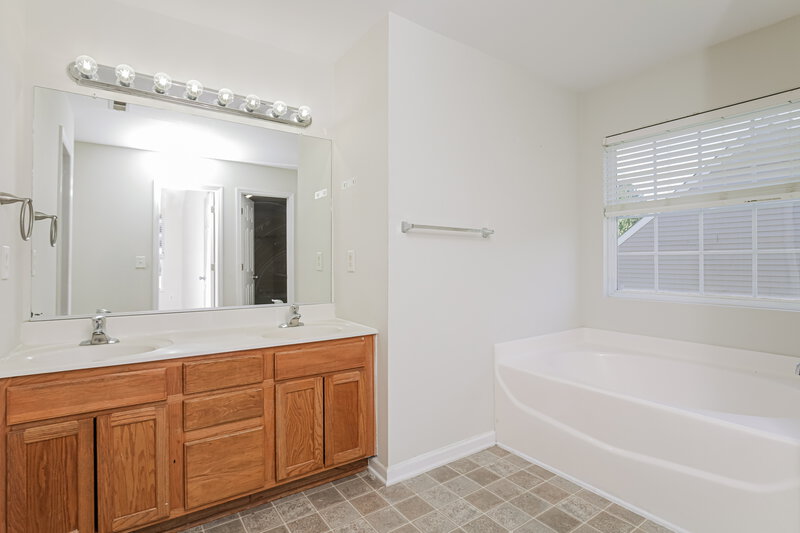 2,175/Mo, 3771 Burtons Barn St Raleigh, NC 27610 Main Bathroom View