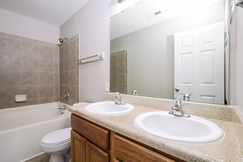 1,785/Mo, 721 Champion St Clayton, NC 27520 Main Bathroom View