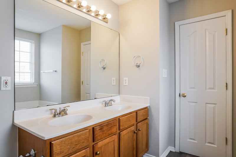 2,050/Mo, 5520 Cahaba Way Raleigh, NC 27616 Main Bathroom View