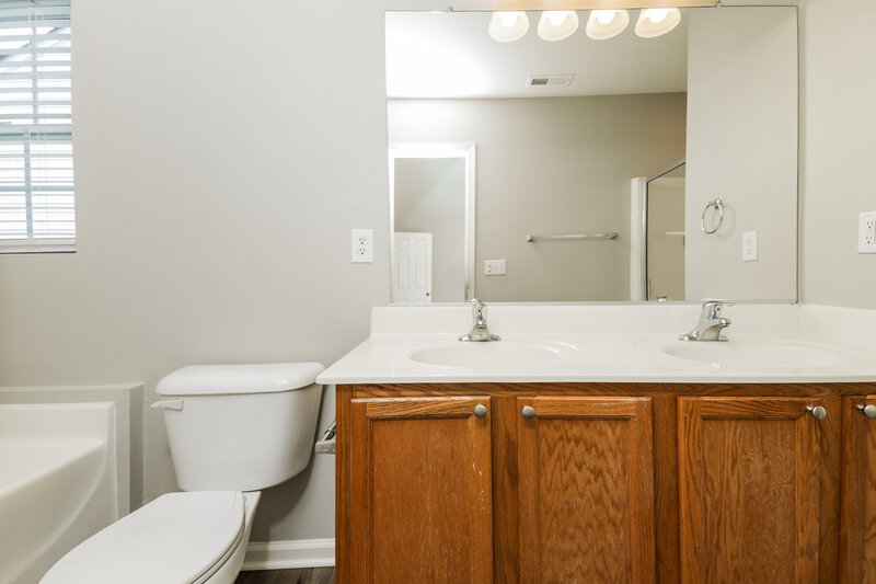 1,880/Mo, 1550 Pebble Ridge Dr Raleigh, NC 27610 Main Bathroom View