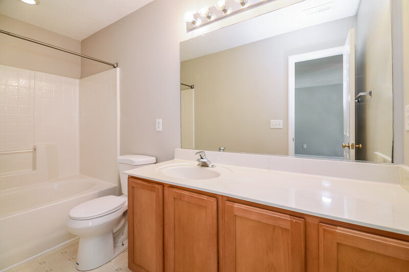 2,180/Mo, 4904 Tommans Trl Raleigh, NC 27616 Main Bathroom View