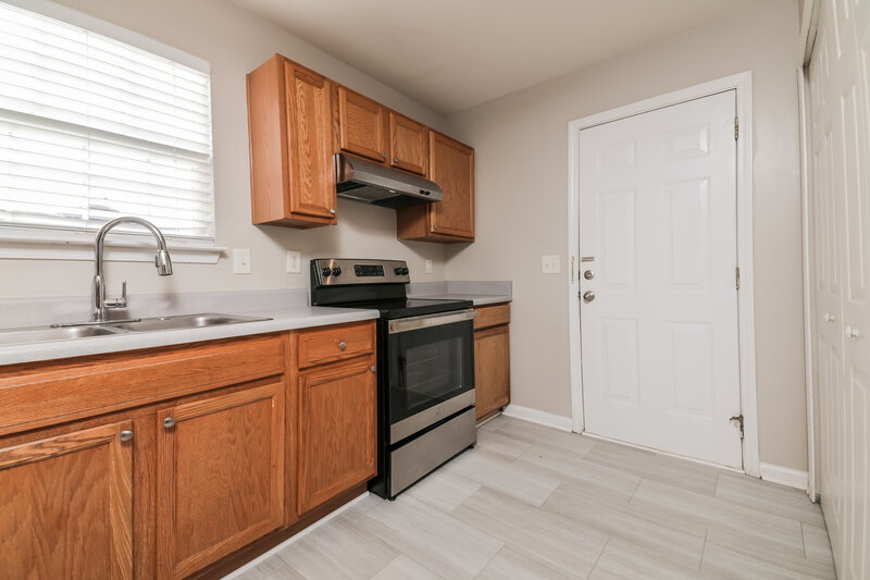 1,925/Mo, 248 N Weststone Blvd Fuquay Varina, NC 27526 Kitchen View 2