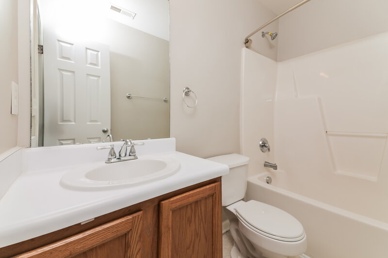 1,925/Mo, 248 N Weststone Blvd Fuquay Varina, NC 27526 Main Bathroom View