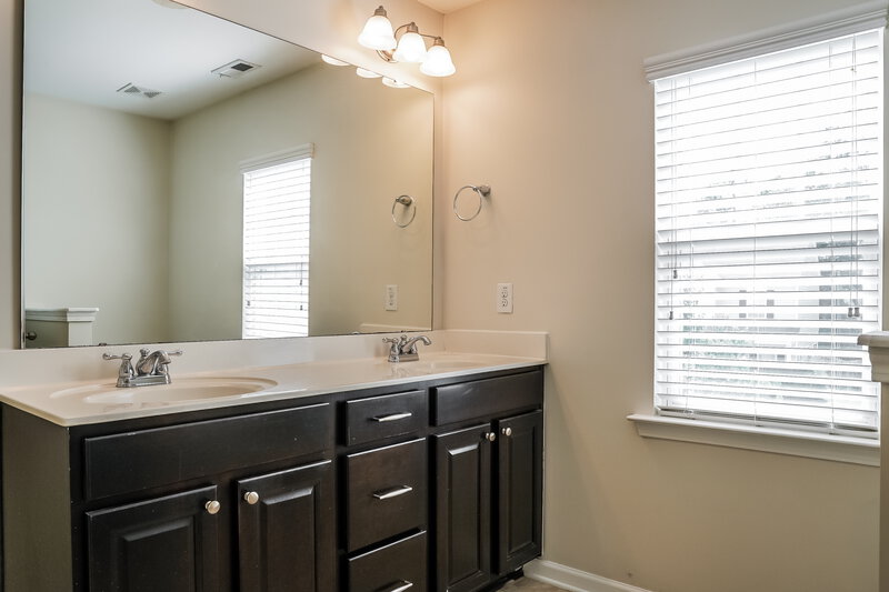 2,850/Mo, 645 Smithridge Way Fuquay Varina, NC 27526 Main Bathroom View