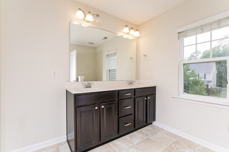1,900/Mo, 645 Smithridge Way Fuquay Varina, NC 27526 Main Bathroom View