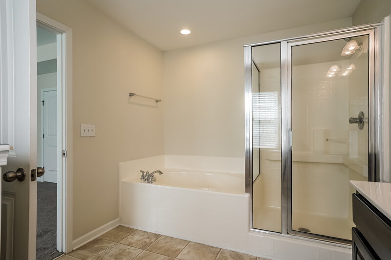 2,850/Mo, 645 Smithridge Way Fuquay Varina, NC 27526 Main Bathroom View 2