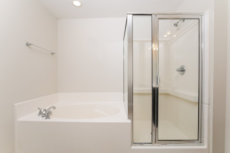 1,900/Mo, 645 Smithridge Way Fuquay Varina, NC 27526 Main Bathroom View 2