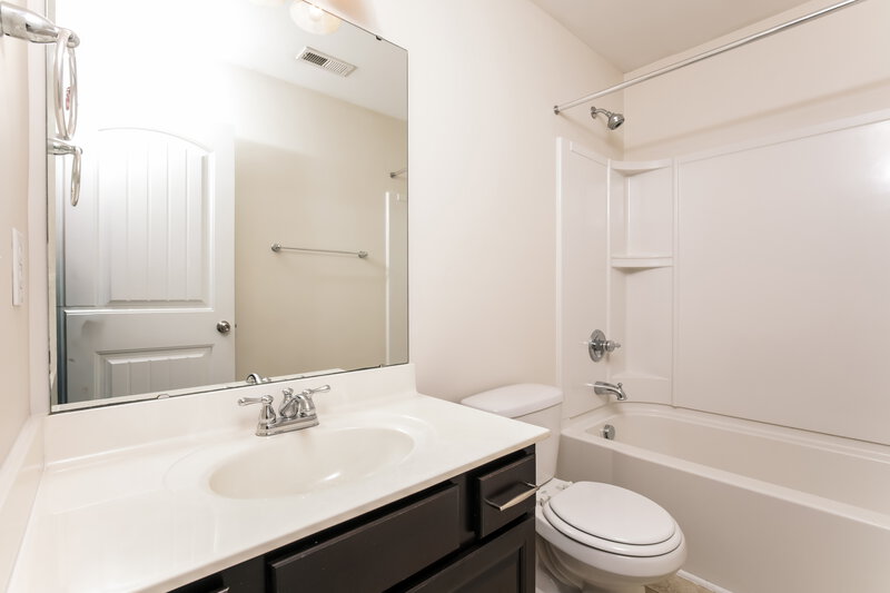 1,900/Mo, 645 Smithridge Way Fuquay Varina, NC 27526 Bathroom View